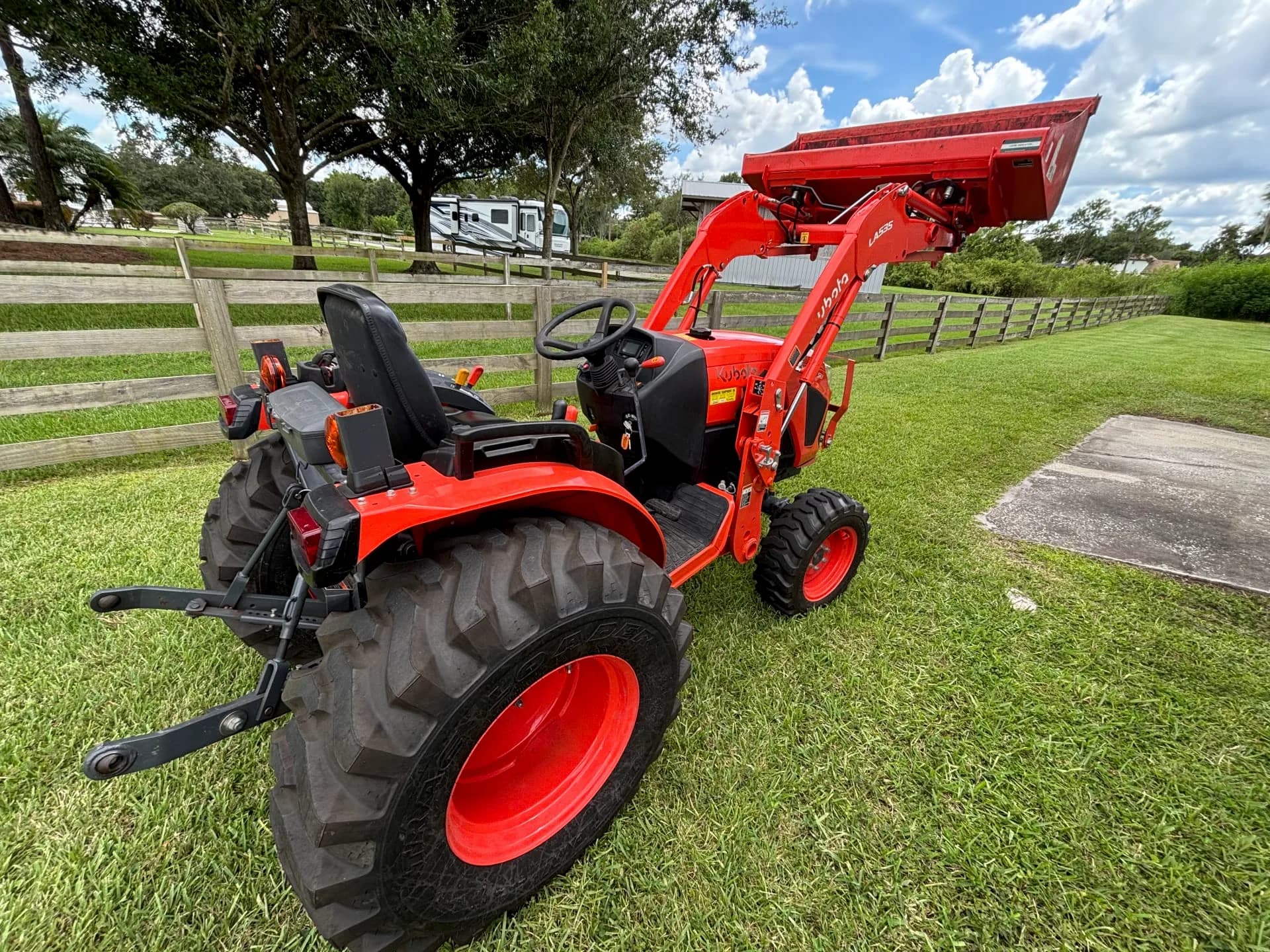 Kubota LX2610 Compact Tractor — photo 2 of 3