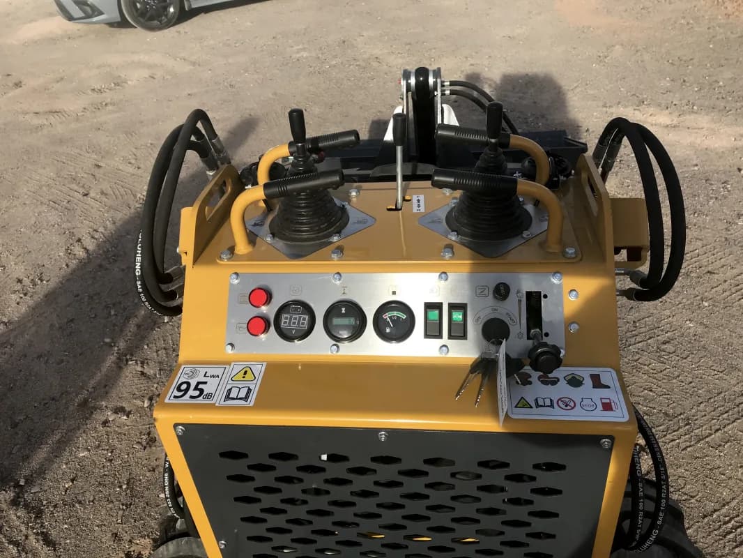 mini Skid Steer EG 380 — photo 4 of 5