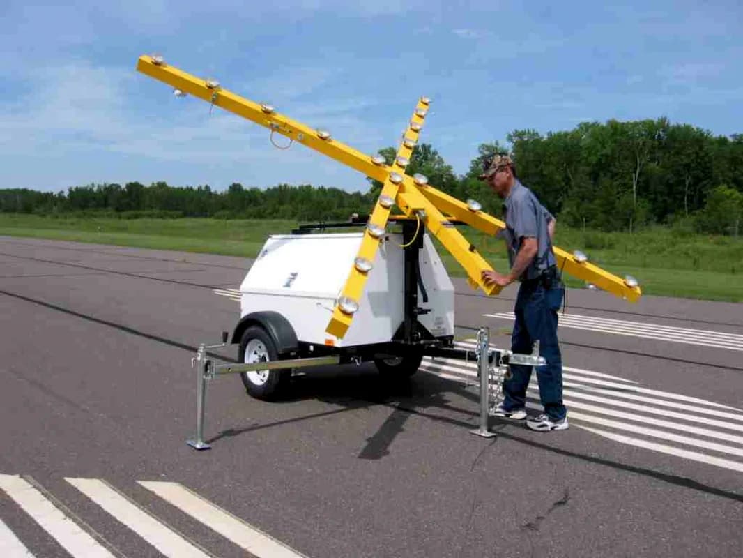 Lighted Runway Closure Marker — photo 3 of 3