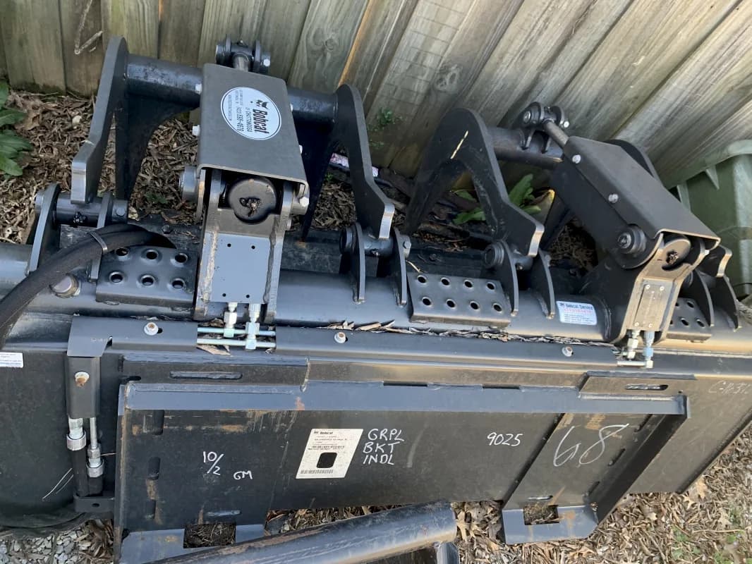 Grapple bucket attachment for skid steer