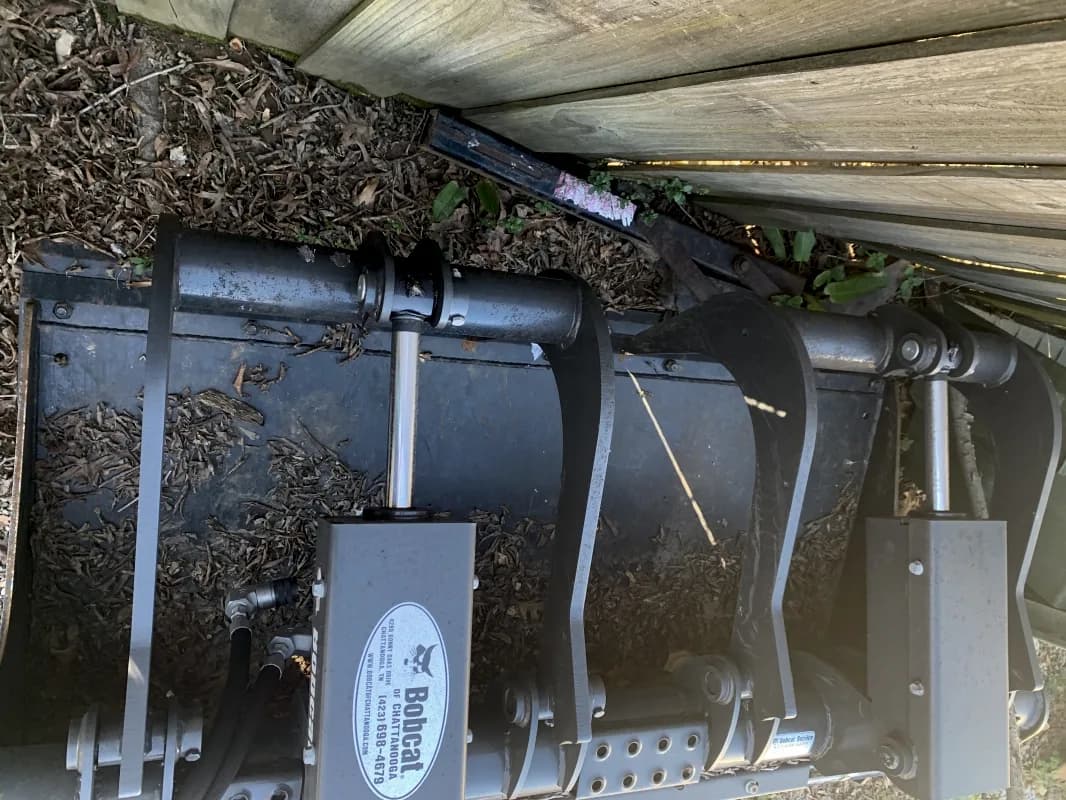 Grapple bucket attachment for skid steer — photo 3 of 3