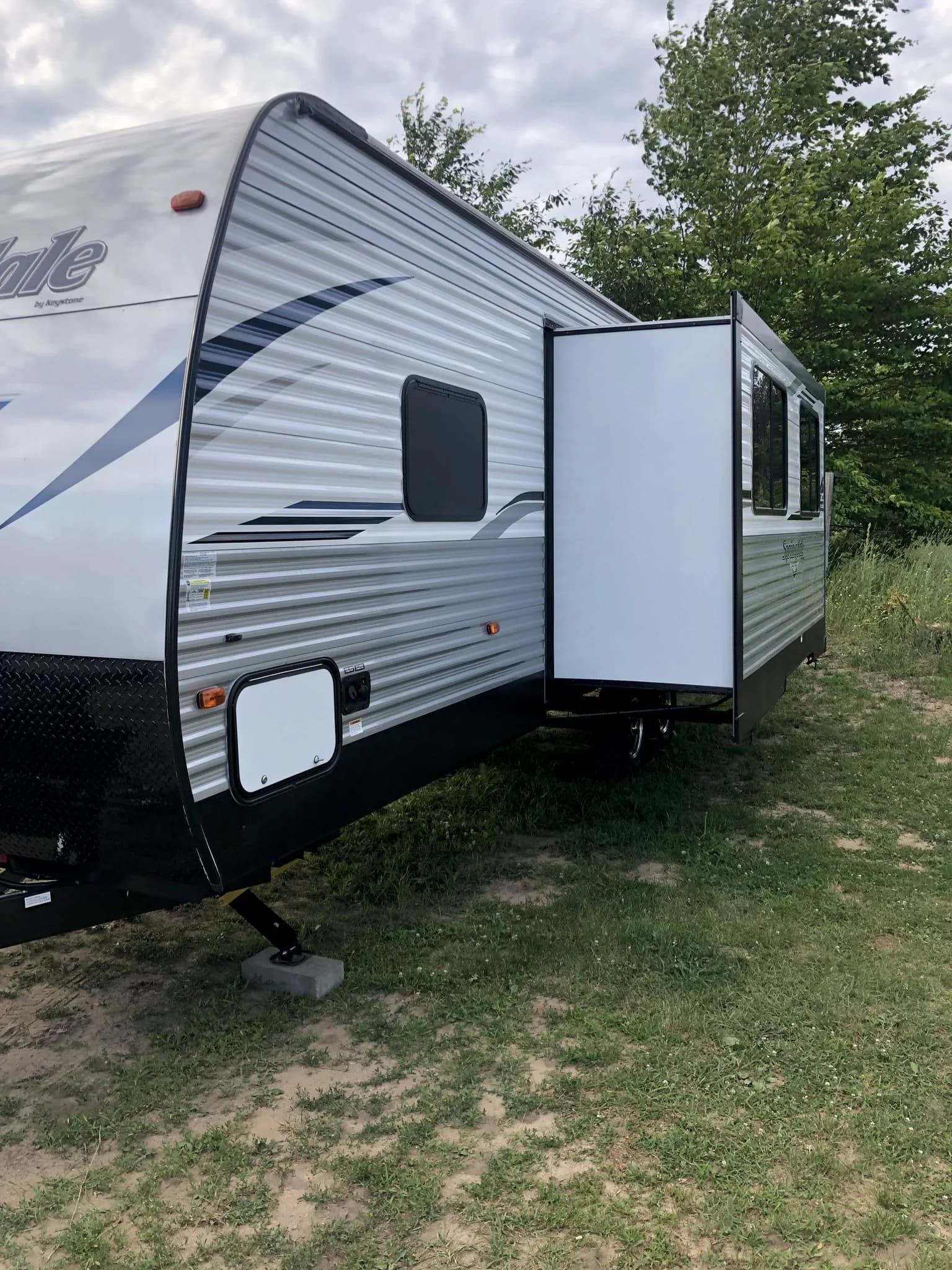 Travel Trailer — photo 3 of 5