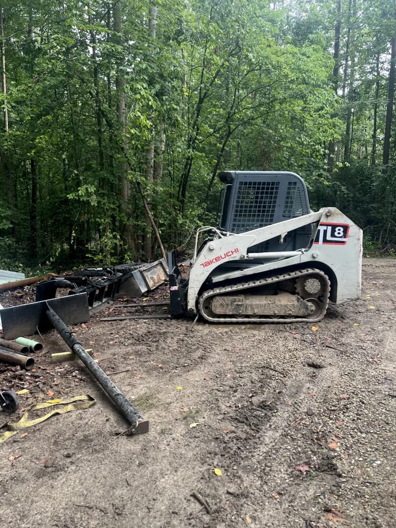 Takeuchi skid steer — photo 3 of 4