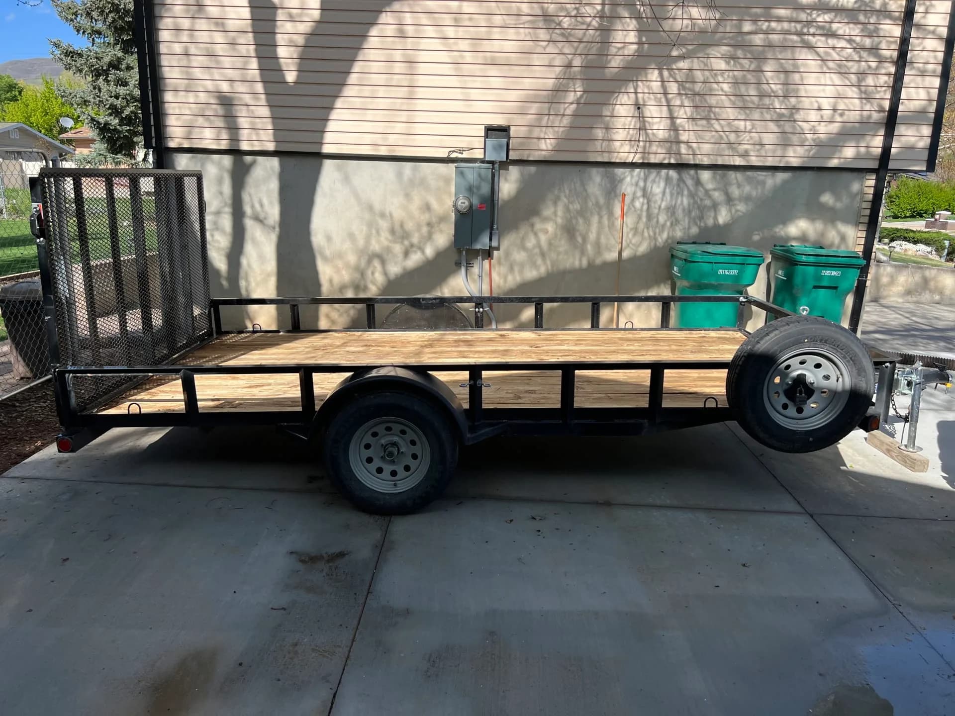 Utility trailer — photo 3 of 3