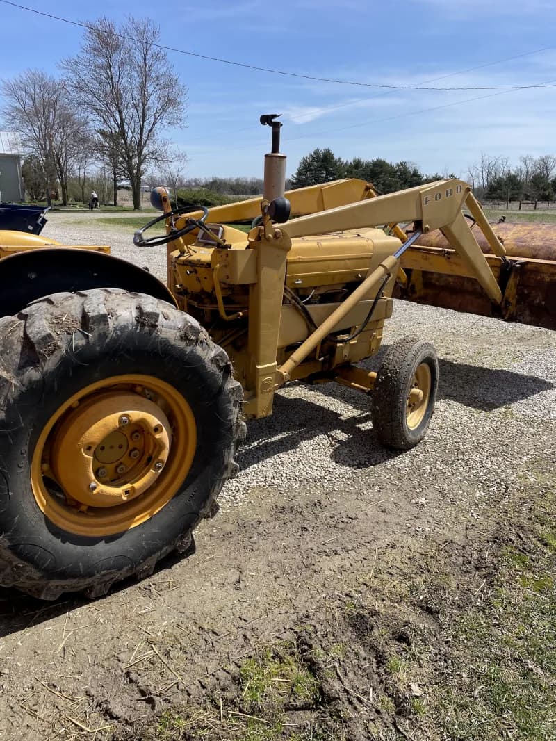 Loader tractor — photo 2 of 3