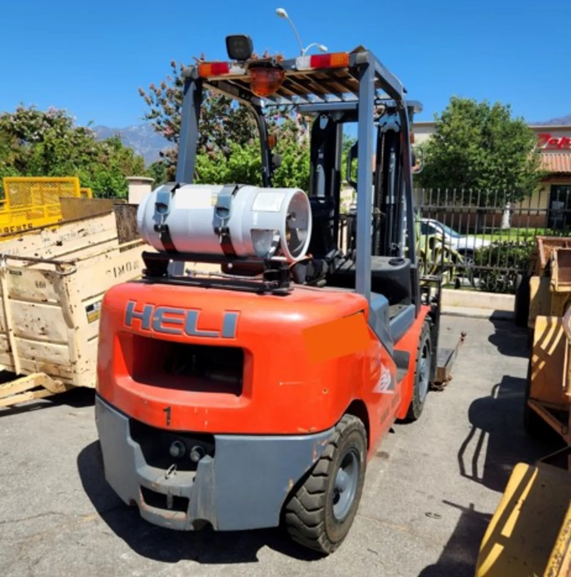 Heli 30 Propane Forklift - 6000 lbs — photo 3 of 4