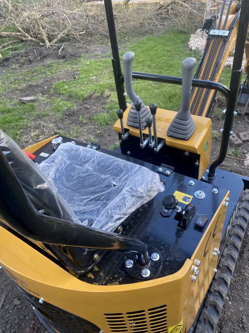 MINI EXCAVATOR — photo 2 of 3