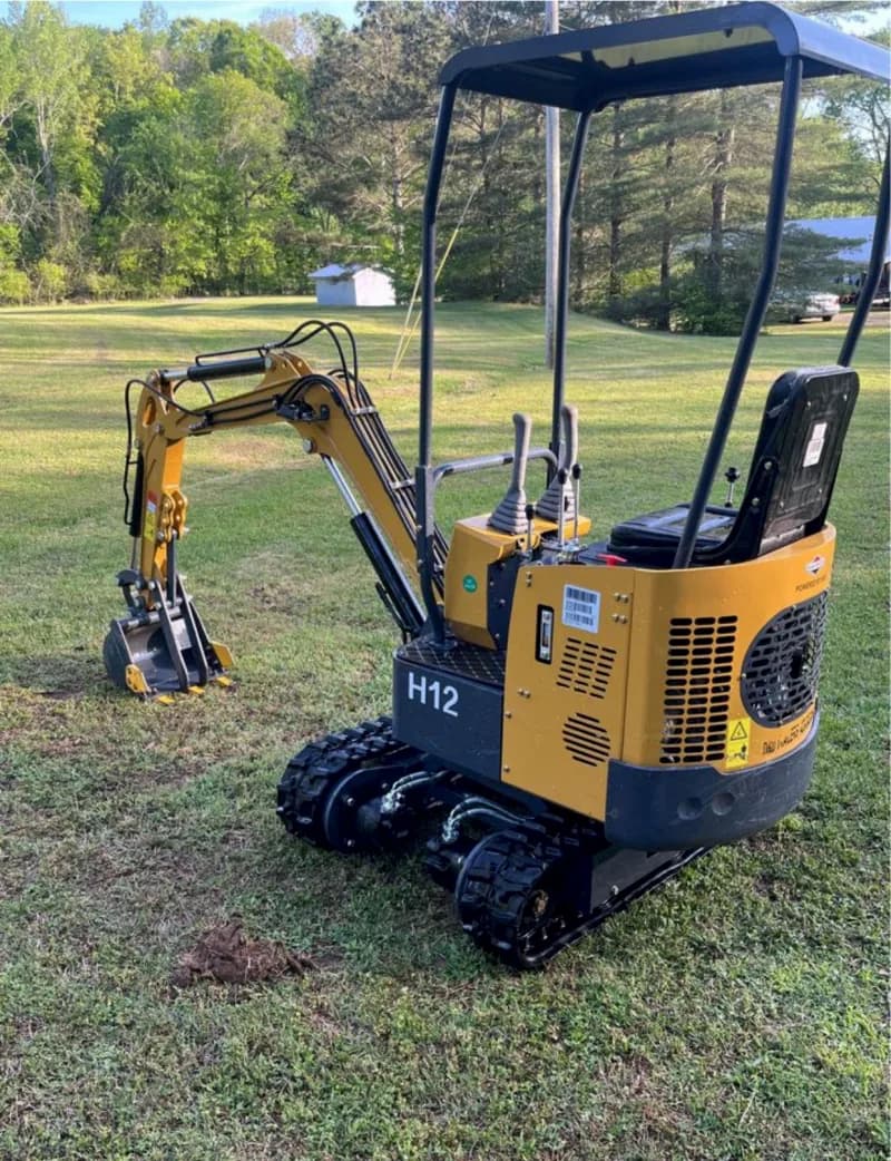 MINI EXCAVATOR — photo 3 of 3
