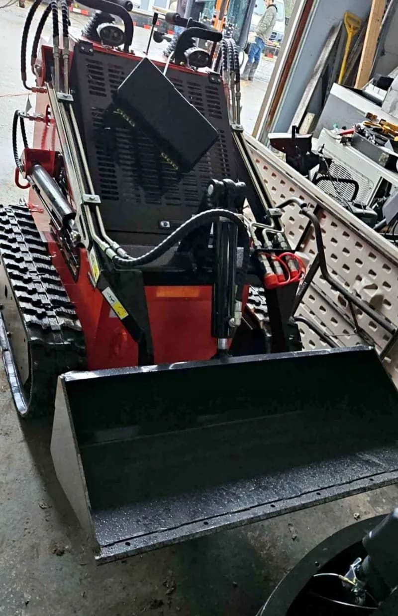 mini skid steer — photo 4 of 4