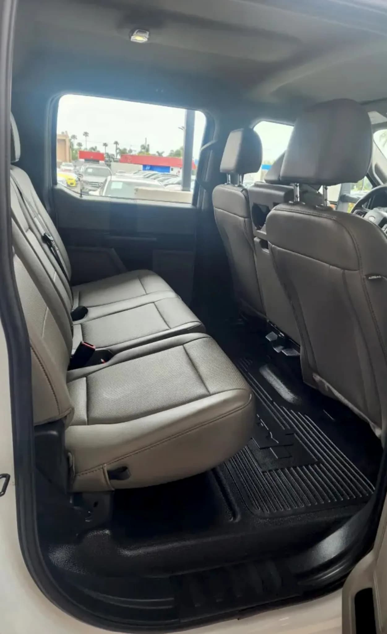Ford F550 dump truck — photo 7 of 8