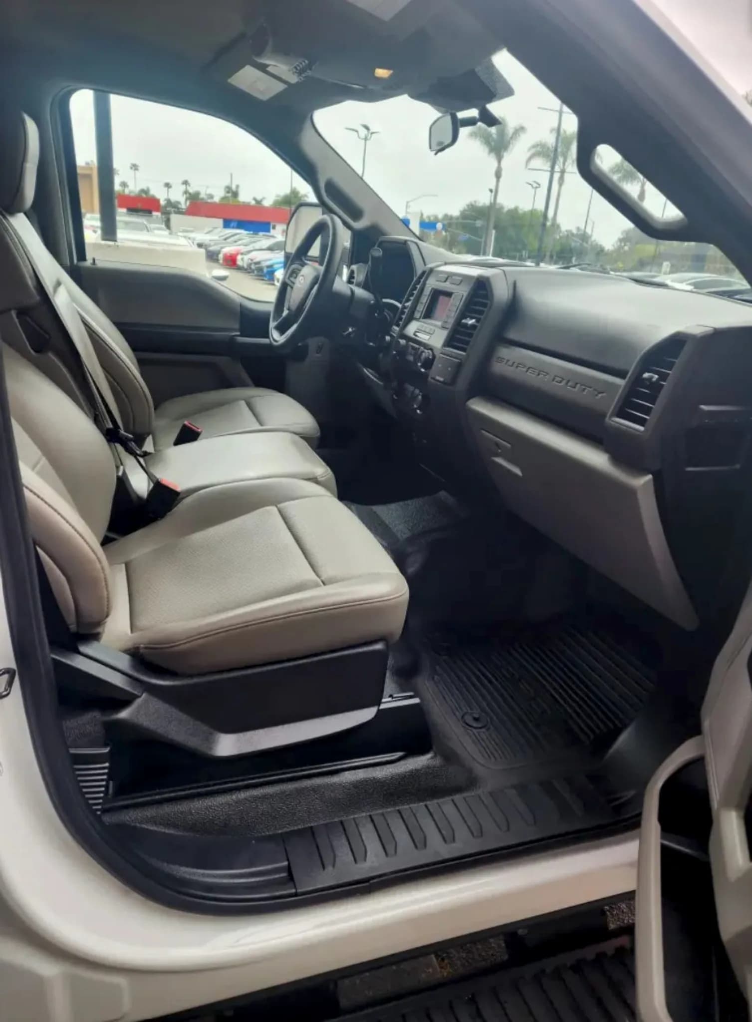 Ford F550 dump truck — photo 4 of 8