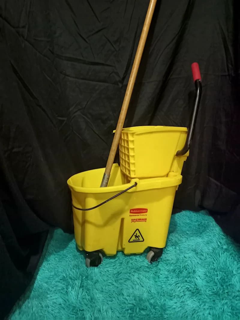 RubberMaid Commercial Mop Bucket  & String Mop — photo 3 of 3