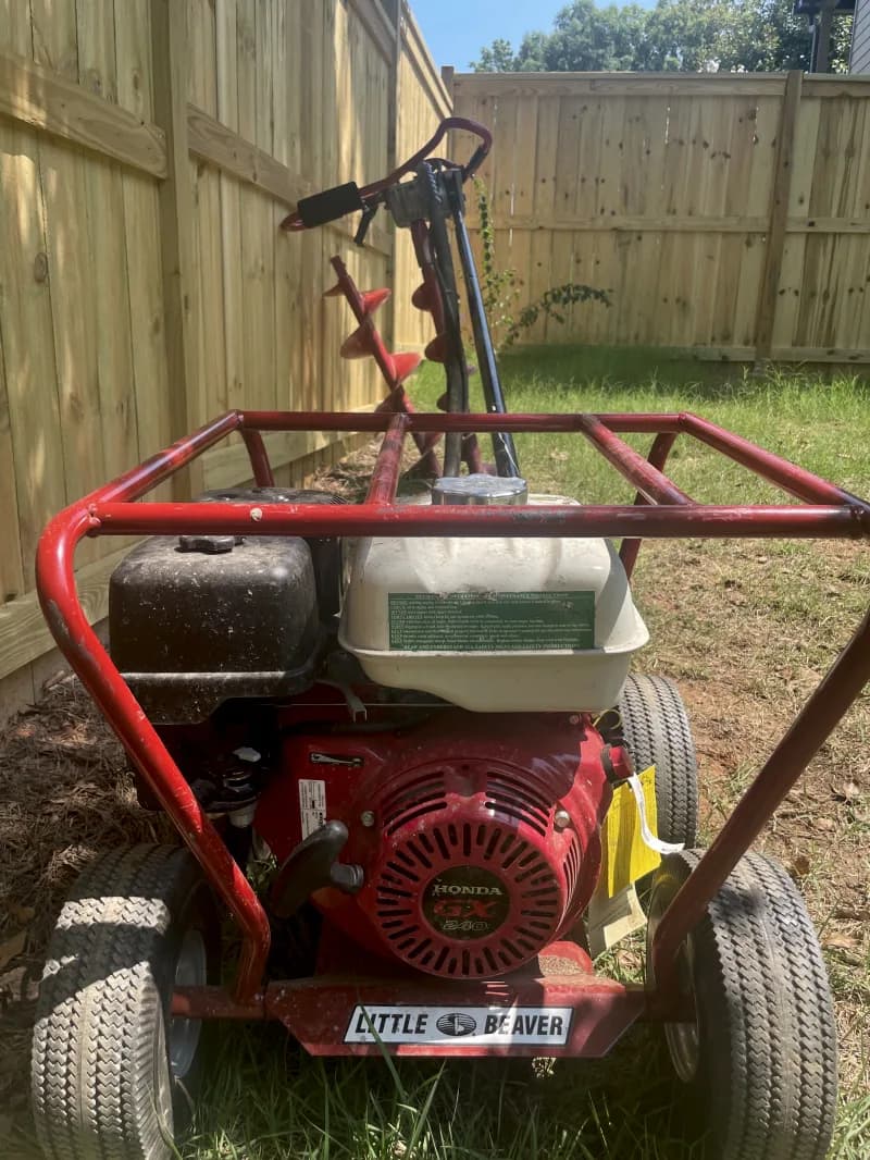 Little Beaver Post Hole Digger w/Roll Cage 5.5HP Honda — photo 3 of 3