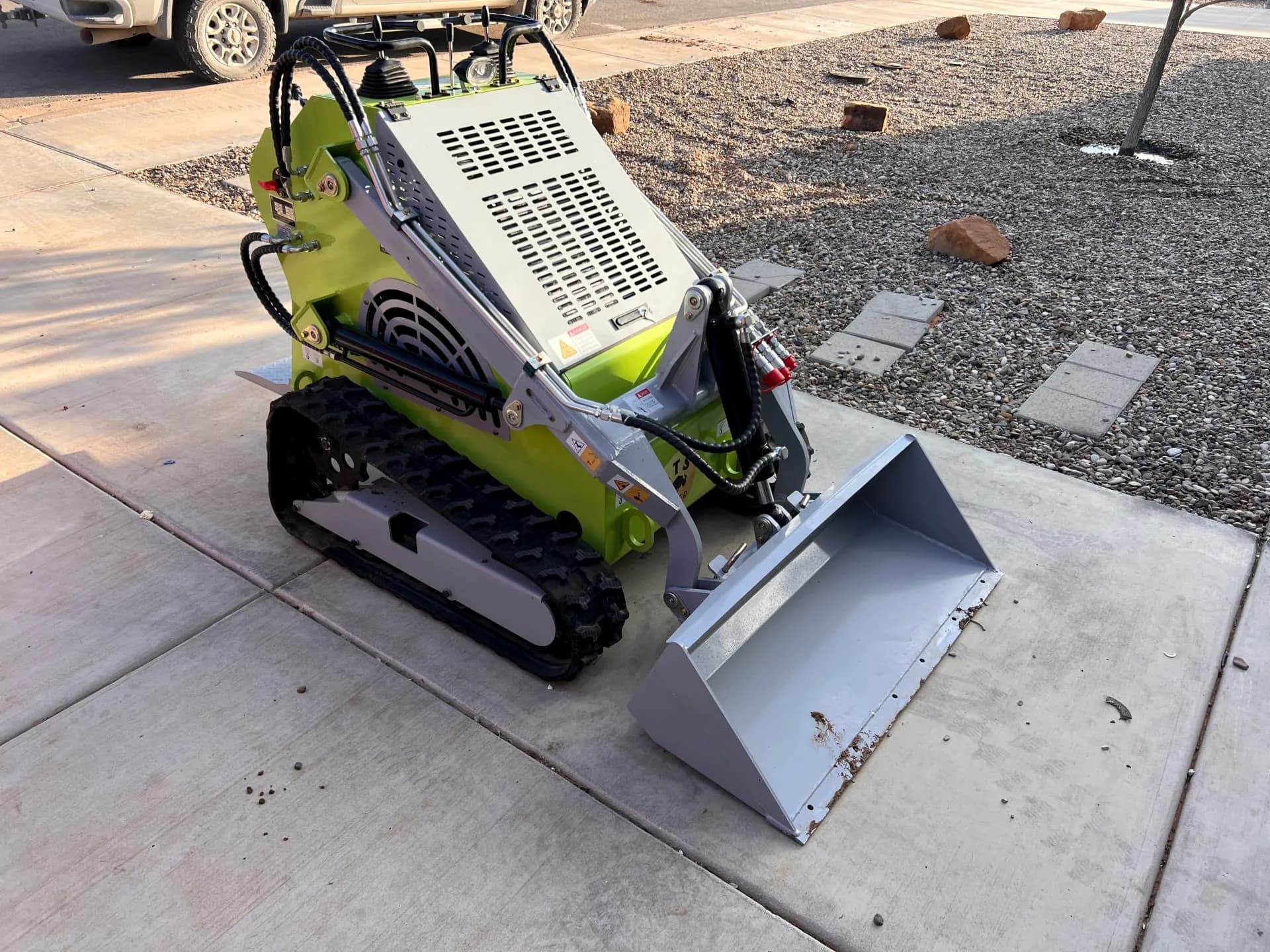 Mini Skid Steer 23HP — photo 3 of 5