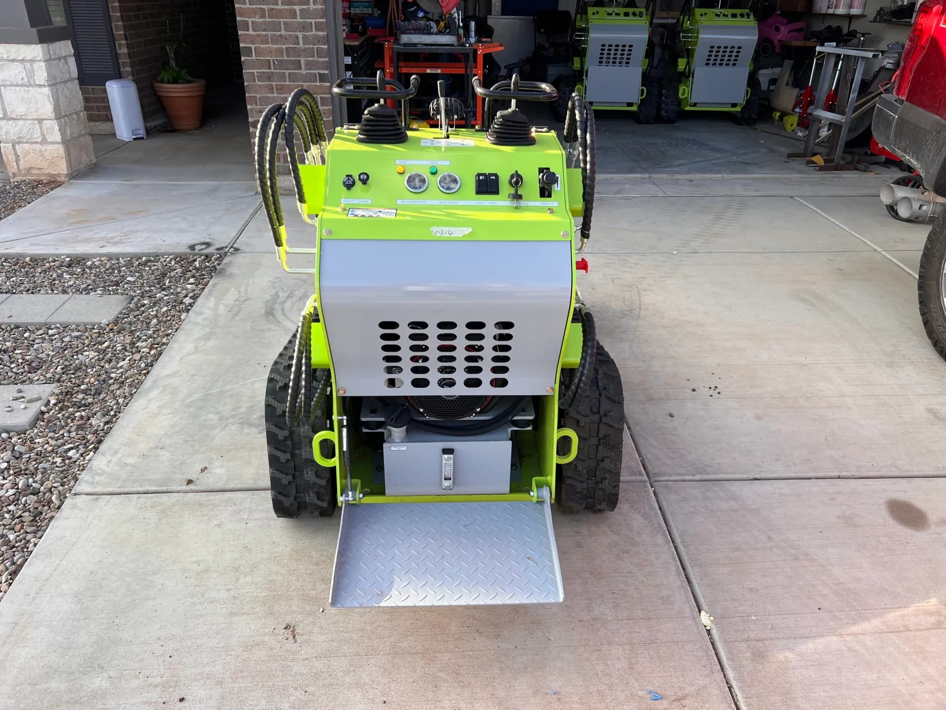 Mini Skid Steer 23HP — photo 2 of 5