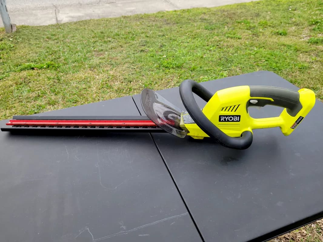 Cordless 22 inch Hedge Trimmer — photo 3 of 4