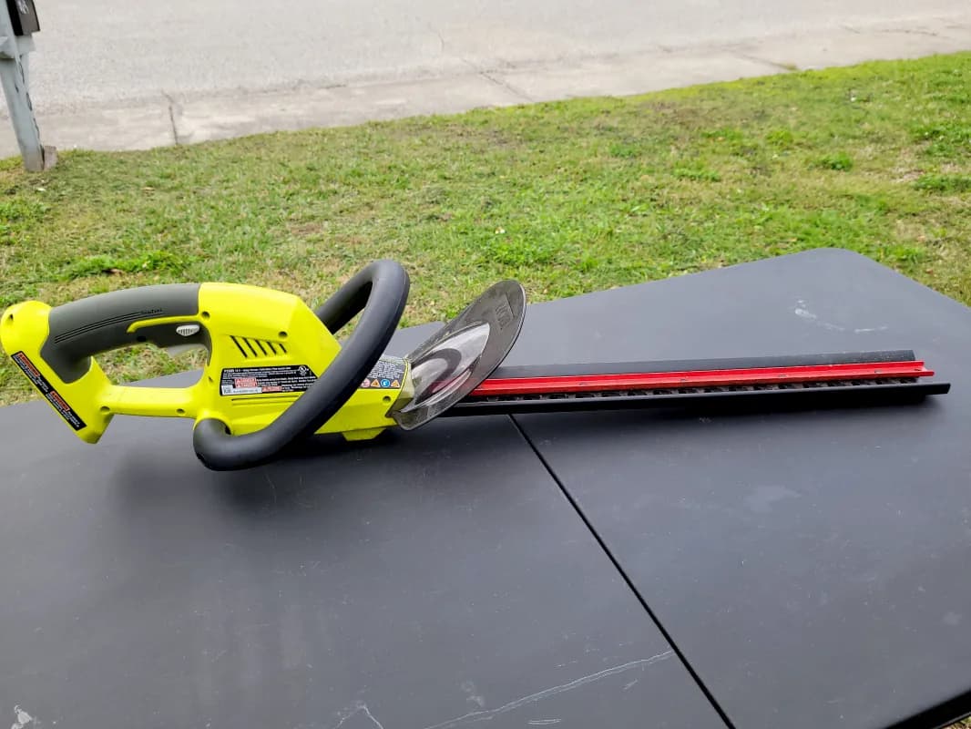 Cordless 22 inch Hedge Trimmer