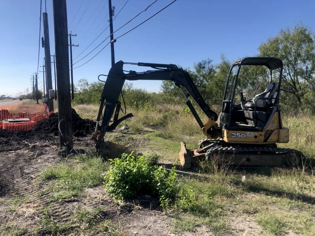 Mini Excavator — photo 3 of 3
