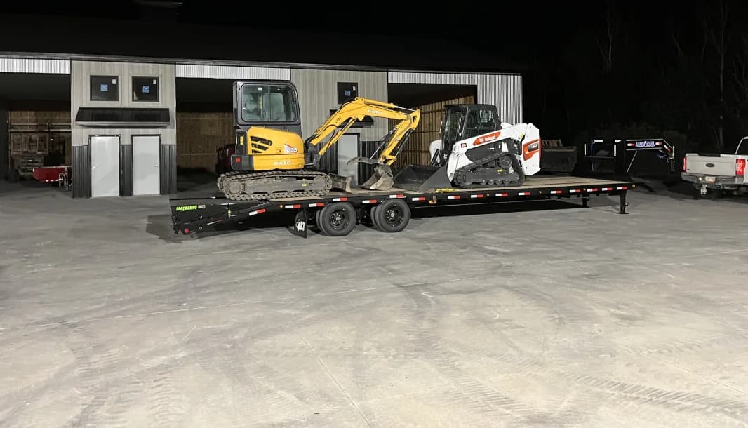 gooseneck flatbed trailer — photo 2 of 3