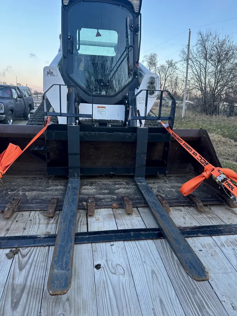 Skid loader — photo 2 of 4