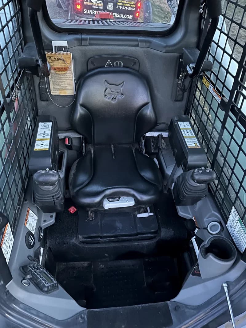 Skid loader — photo 4 of 4
