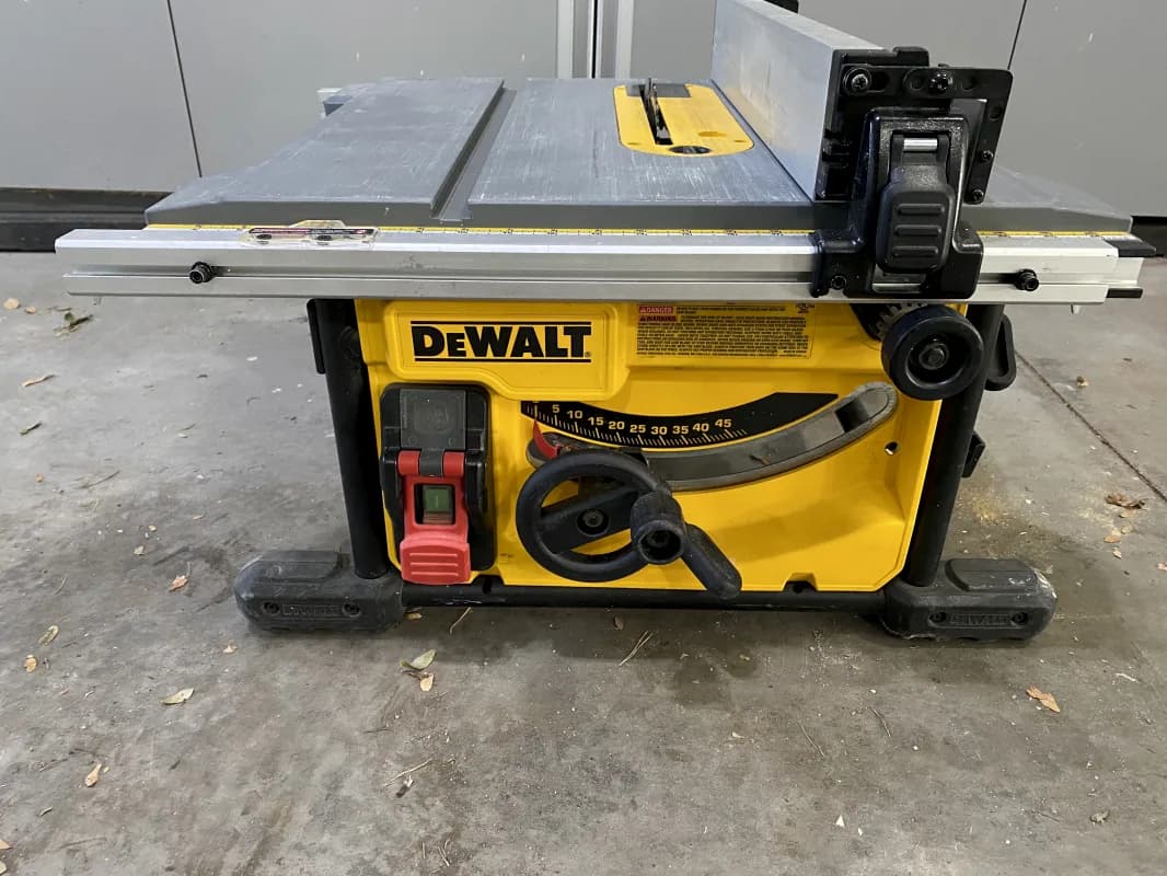 Table Saw: 8 1/4” jobsite table saw